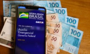 Como transferir o Auxílio Emergencial para outros bancos antes da data prevista pela Caixa.