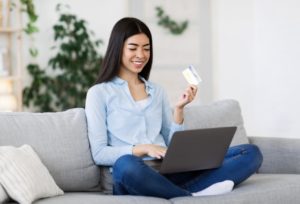 Banco Finandina está lanzando tarjetas de crédito en línea, incluso para deudores.