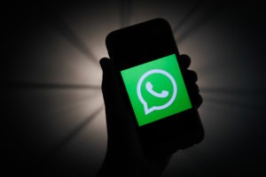 Mulher engana golpista no Whatsapp e consegue fazer ele perder dinheiro.