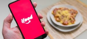 iFood concede cupons de até 70% de desconto em todos restaurantes do aplicativo.