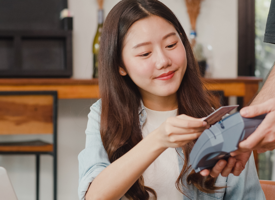 Mulher asiática usando cartão de crédito