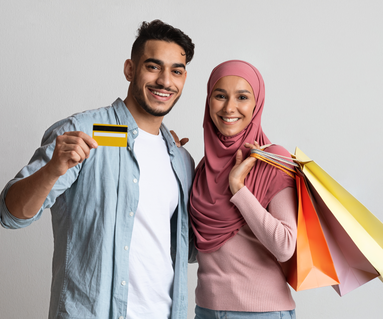 Casal árabe fazendo compras