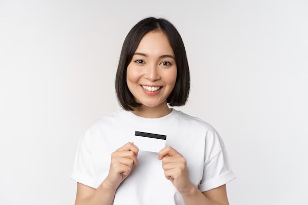 woman-with-credit-card-in-hans