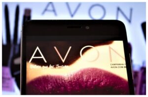 Avon Condenada a Pagar R$10 MIL por Inclusão Indevida de Cliente no SERASA