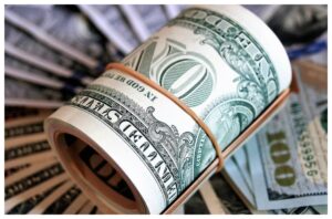 Aversão ao Risco Global e Redução da Selic Impulsionam o Dólar a Quase R$ 4,90