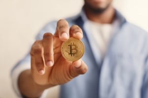 Escândalo de US$ 100 milhões em Bitcoin: PF busca responsáveis por lesar 25 mil