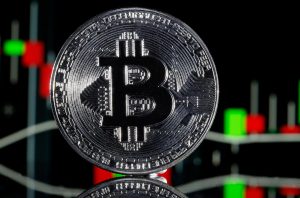 Expectativa de prolongados juros altos nos EUA faz Bitcoin desabar novamente