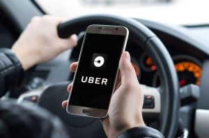 Justiça determina pagamento de R$ 1 bi à Uber por danos e obriga registro de motoristas como CLT