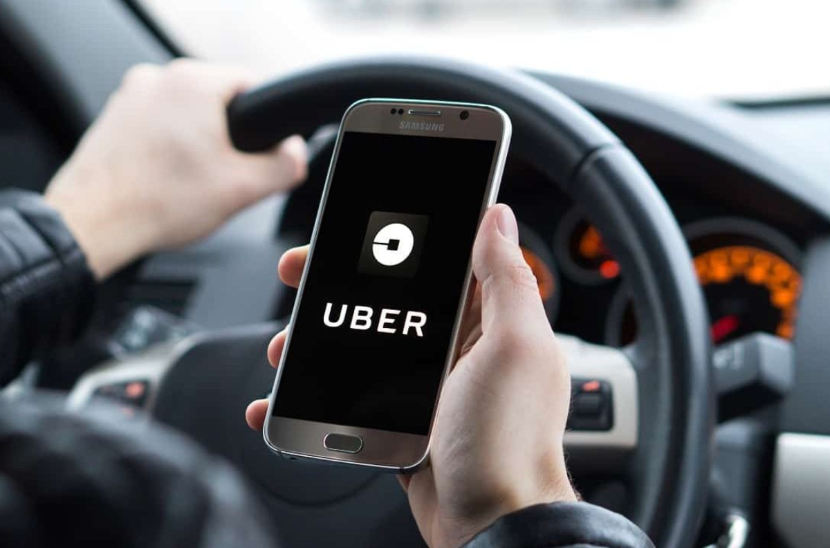 justiça-determina-pagamento-de-r1-bi-à-uber-por-danos-e-exige-registro-de-motoristas-na-clt