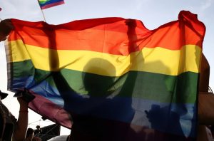 Votação sobre casamento homoafetivo é adiada em comissão