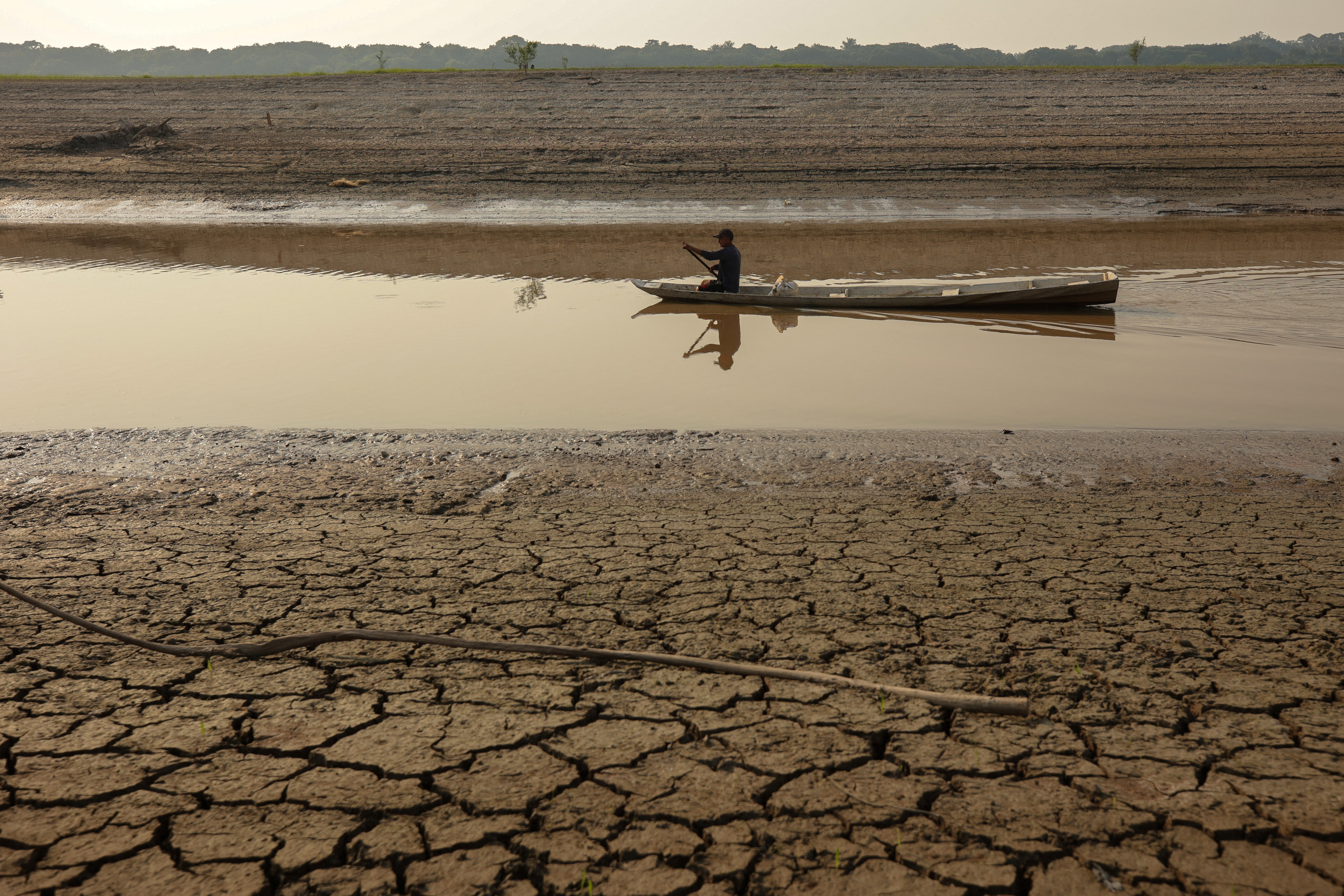 Seca na Amazônia transforma lago de vila flutuante em lama