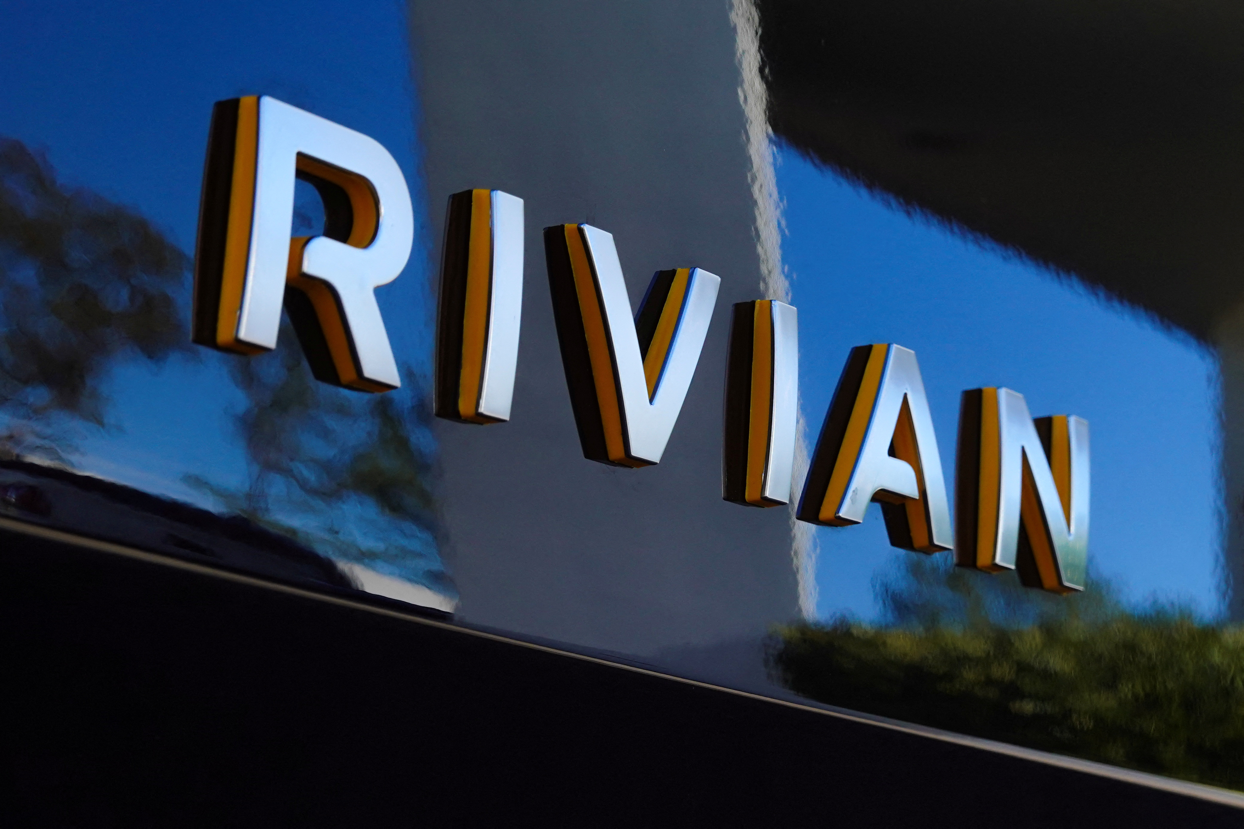 Montadora de elétricos Rivian entrega mais veículos do que o esperado no trimestre