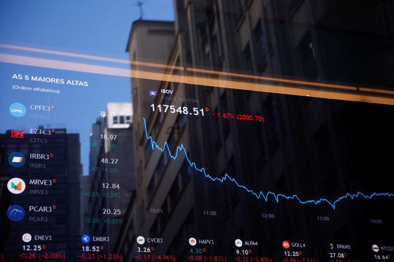 Ibovespa fecha em queda com tombo de Vale e tensão externa