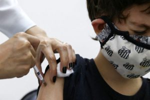 Vacina contra Covid entrará em calendário nacional em 2024 com prioridade para crianças e grupos vulneráveis