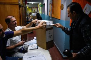 Em meio à pior crise econômica em décadas, Argentina vai às urnas com líder radical em destaque