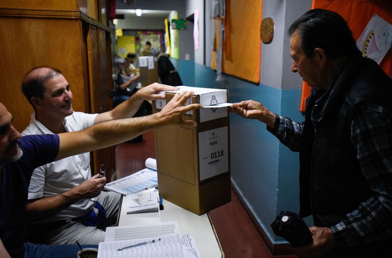 Em meio à pior crise econômica em décadas, Argentina vai às urnas com líder radical em destaque