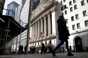 Wall St recua com aumentos de rendimentos dos Treasuries e fortes dados de vendas