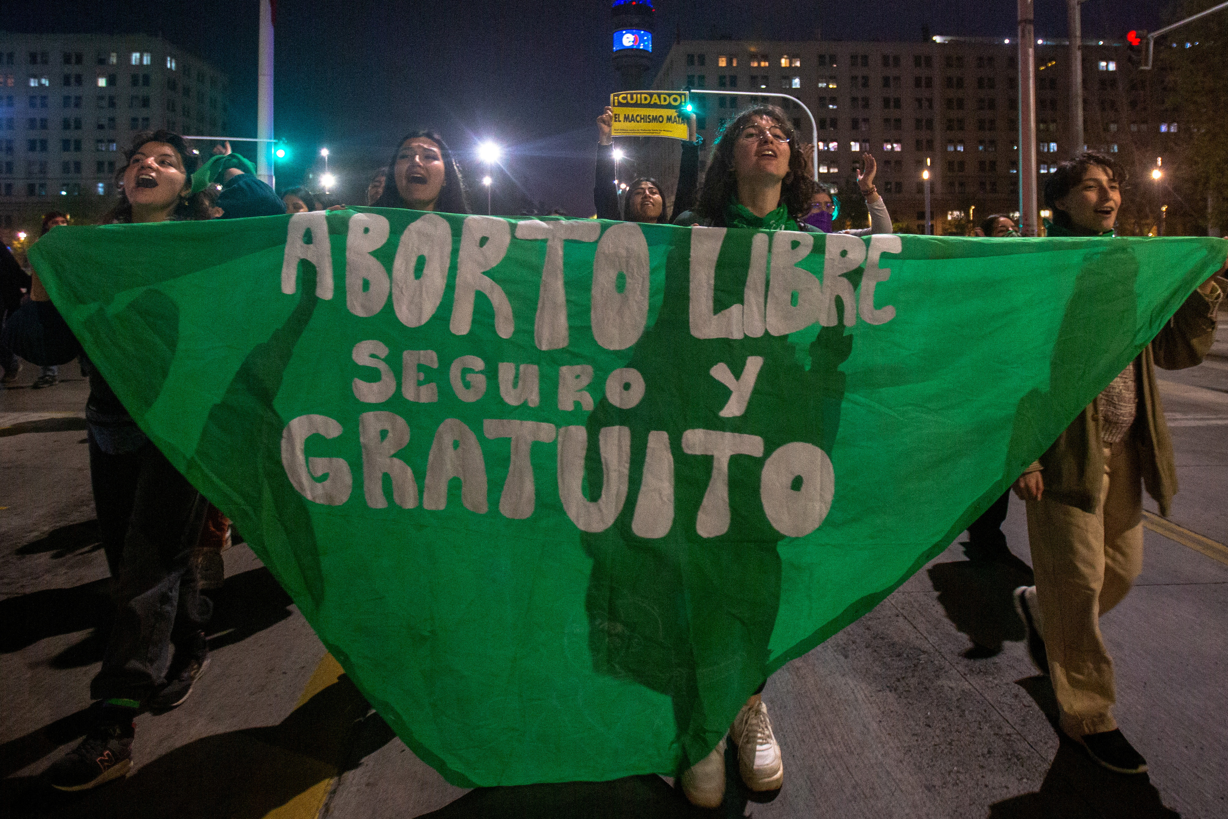 Eleitores chilenos mostram desânimo com tentativa conservadora de nova Constituição e aborto gera debate