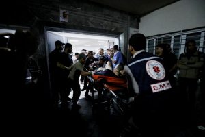 Médicos relatam horror de explosão em hospital de Gaza