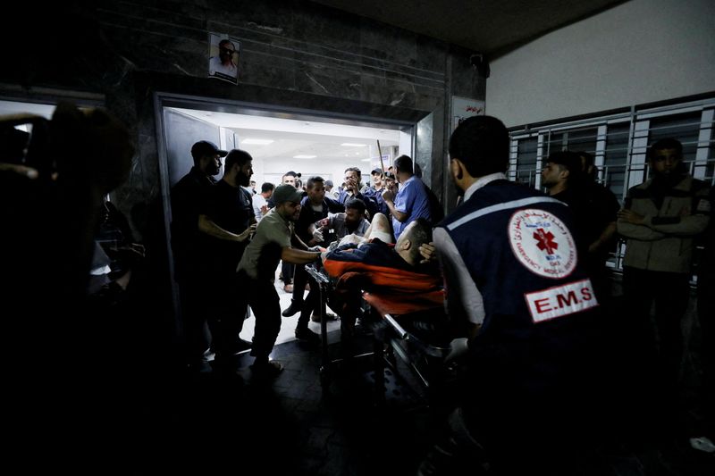 Médicos relatam horror de explosão em hospital de Gaza