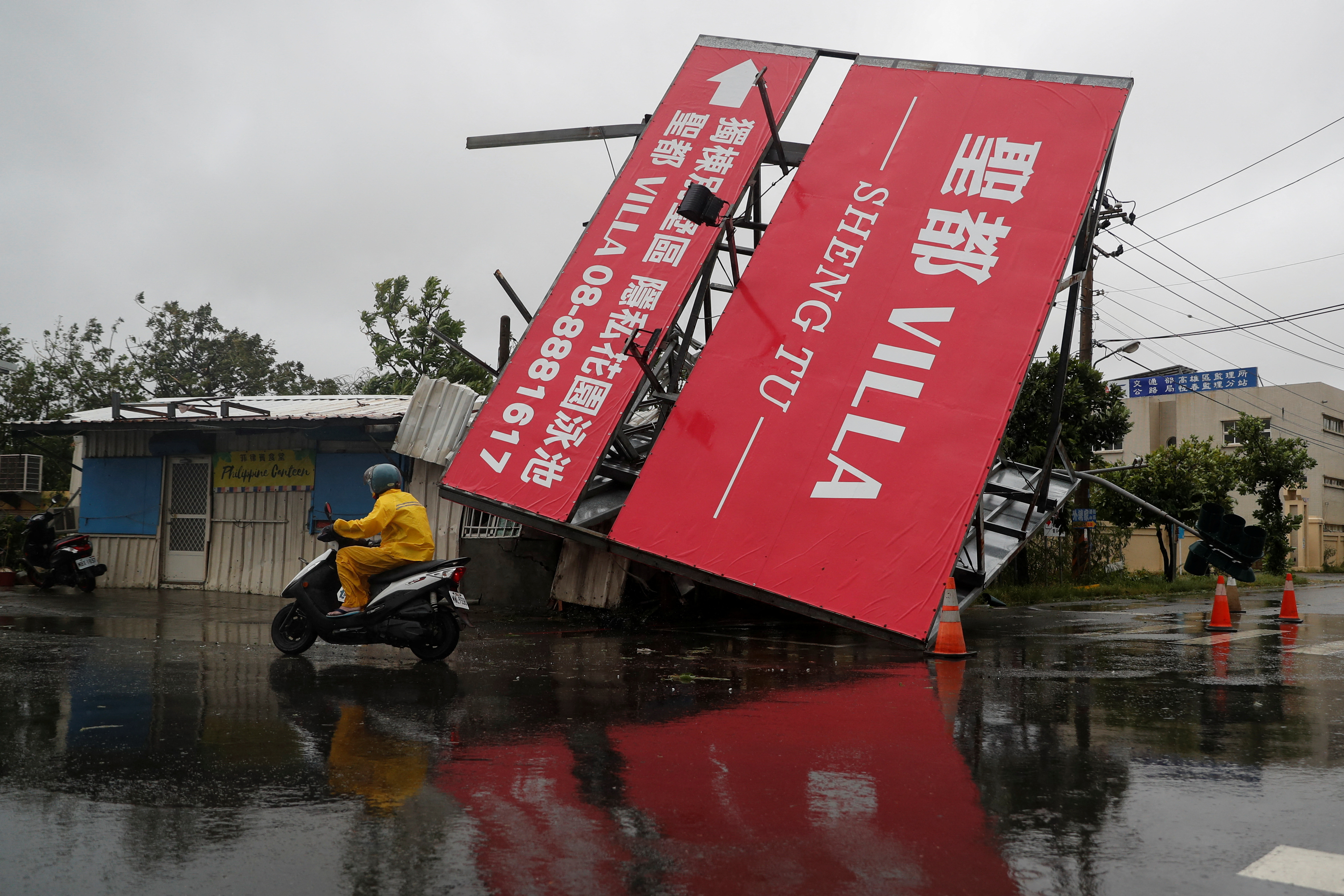 Tufão Koinu atinge Taiwan com chuvas torrenciais e deixa 1 morto