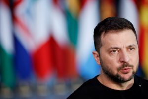 Zelenskiy pede mais armas para enfrentar inverno de “terror” em visita à Otan