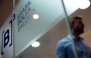 B3 anuncia emissão de debêntures de R$2,55 bi e eleva projeção de endividamento