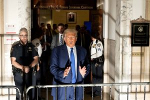 Trump deveria ser desclassificado da eleição de 2024 devido ao 6 de Janeiro, dizem advogados em julgamento