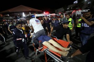 CORREÇÃO-No dia mais mortal em Gaza, ataque a hospital mata cerca de 500 pessoas