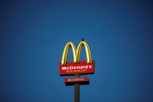 De Amazon a McDonald’s, fortes balanços mostram resiliência do consumidor nos EUA