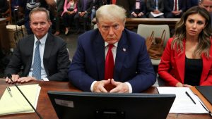 Juiz em caso de fraude em Nova York emite ordem de silêncio a Trump após crítica a funcionário de tribunal