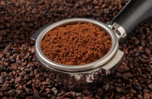 Café atinge mínimas de vários meses enquanto açúcar bruto recua