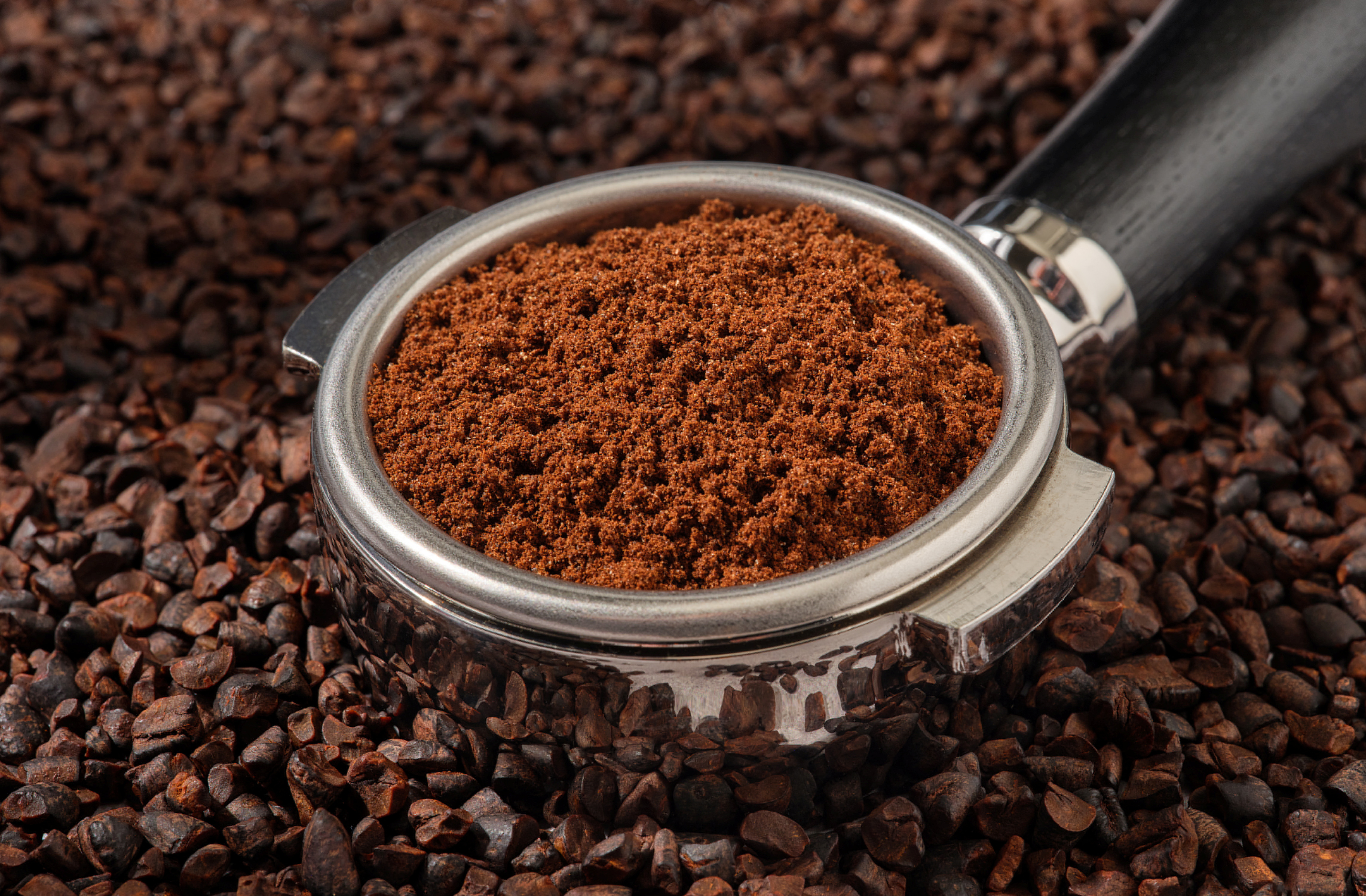Café atinge mínimas de vários meses enquanto açúcar bruto recua