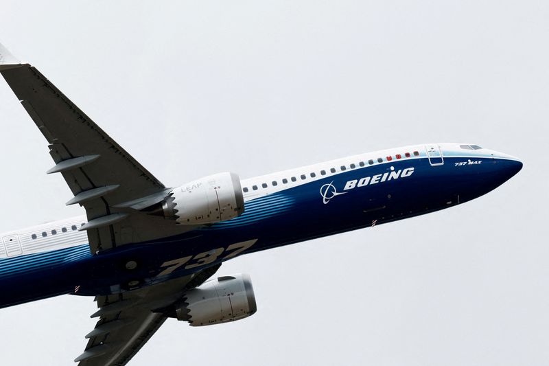 Boeing reduz meta de entrega de jatos 737 para o ano; prejuízo no 3º tri diminui