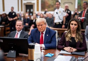 Trump aparece em julgamento por fraude em Nova York e reclama de distração da campanha