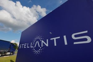 Stellantis anuncia produção de carros híbridos a etanol em polo pernambucano a partir de 2024