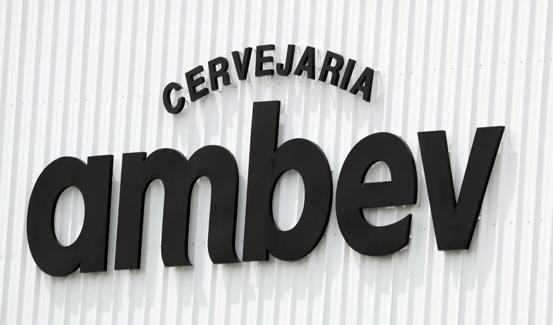 Custos mais baixos e taxa de câmbio impulsionam lucro da Ambev no 3º tri, vendas caem