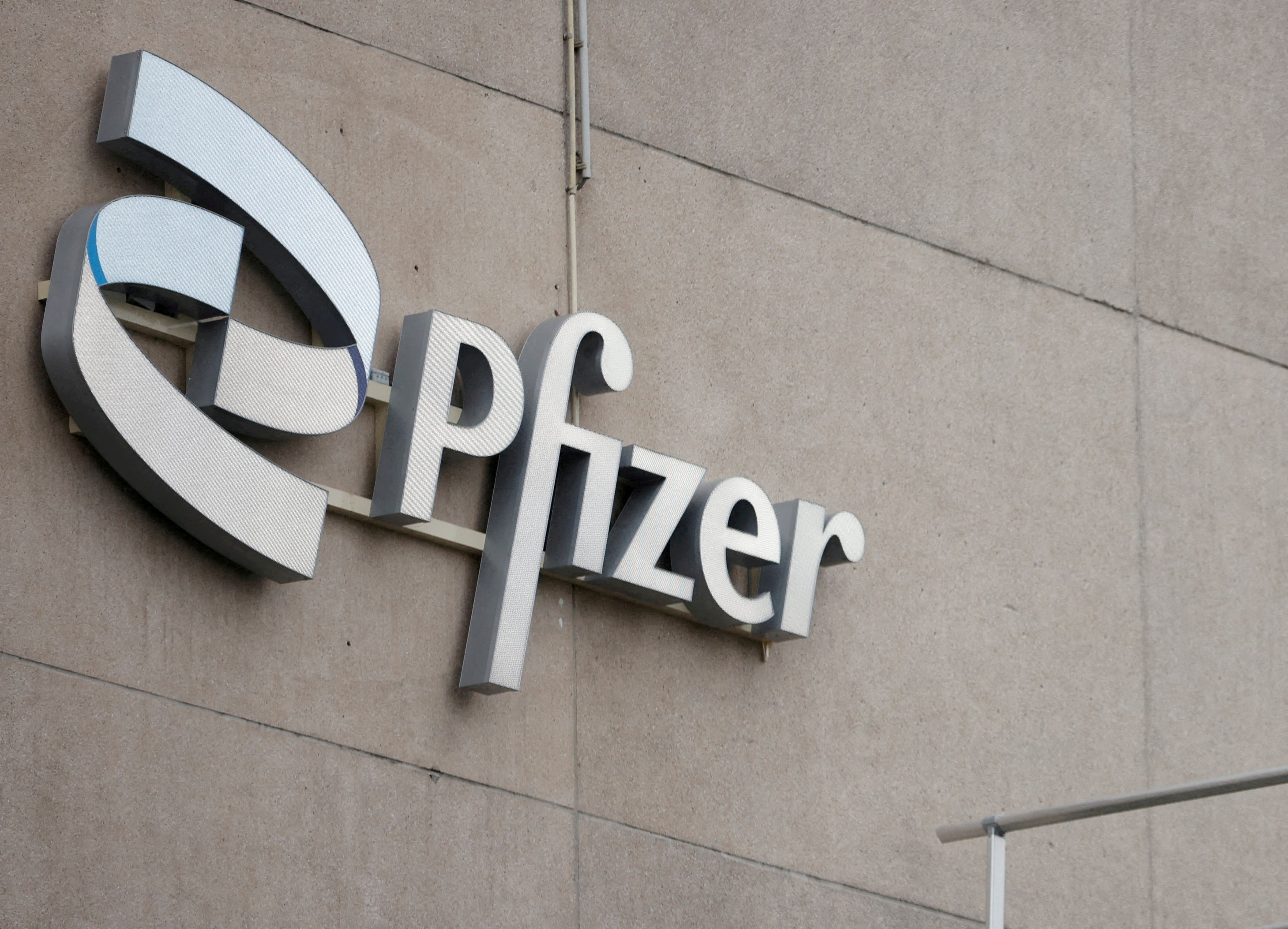 Pfizer reduz previsão de receita anual