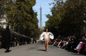 Stella McCartney apresenta hot pants e tecido sustentável em desfile em rua de Paris