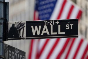 Wall Street fecha em baixa com balanços mistos e dados robustos