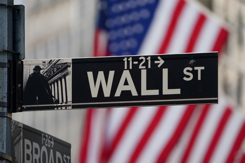 Wall Street fecha em baixa com balanços mistos e dados robustos