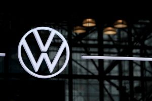 Volkswagen mantém metas e preços de veículos elétricos, apesar do impacto na demanda