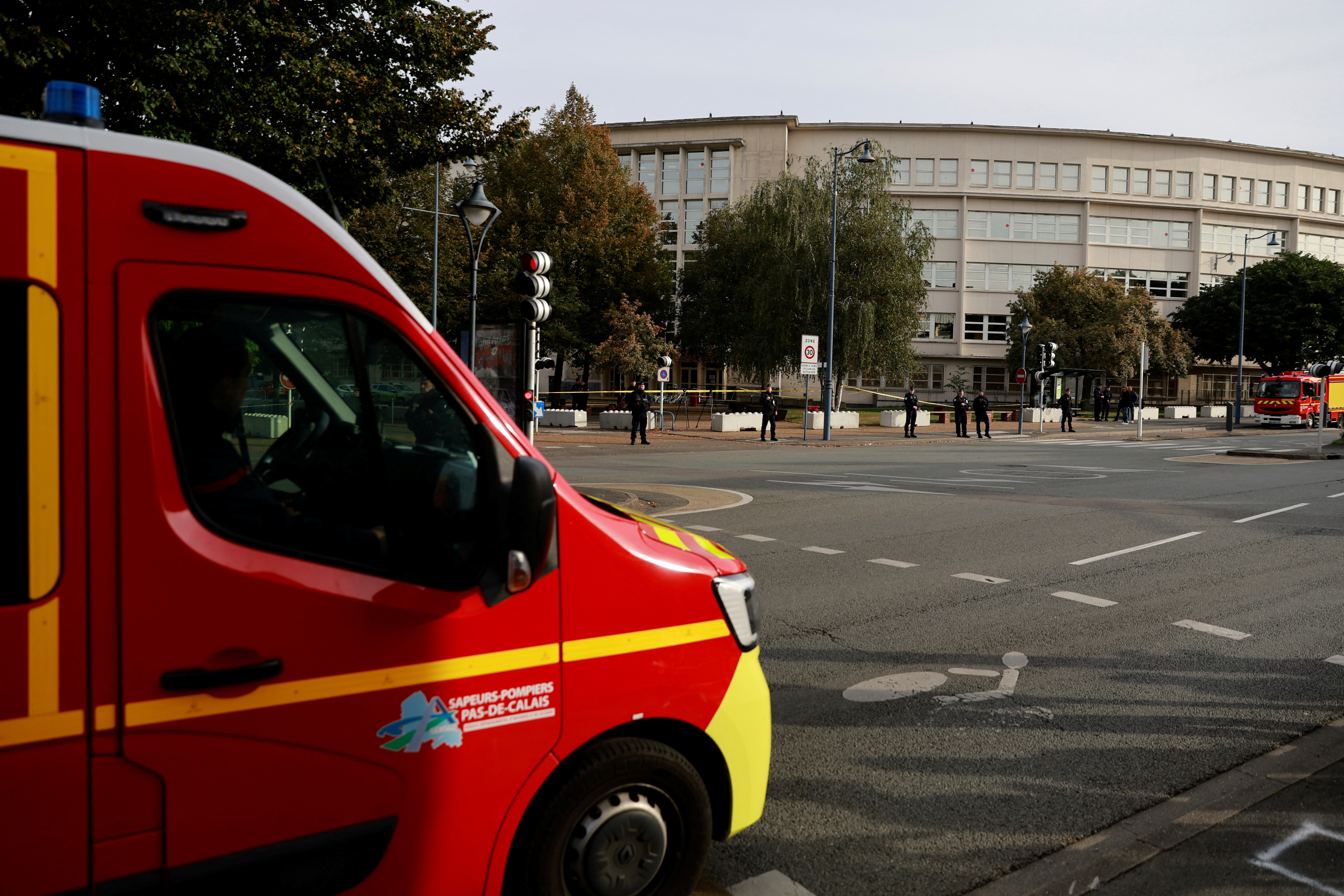 França promete aumentar segurança em meio a críticas ao governo após esfaqueamento