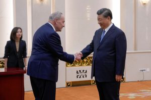 Líder do Senado dos EUA observa “compromisso sério” com Xi durante visita a Pequim