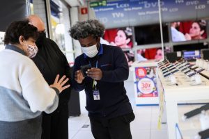 Confiança do consumidor no Brasil tem forte queda em outubro após 4 meses de ganhos