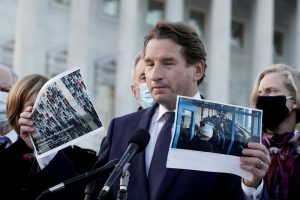 Deputado democrata Dean Phillips anuncia candidatura contra Biden nas primárias