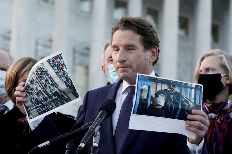 Deputado democrata Dean Phillips anuncia candidatura contra Biden nas primárias