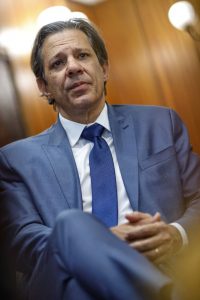 Fala de Haddad sobre fiscal reforça pressão de alta para taxas de juros futuras
