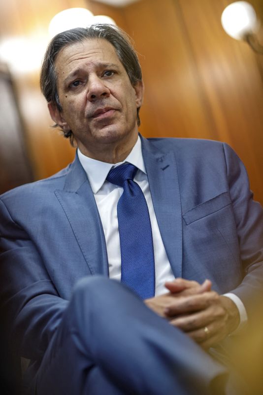 Fala de Haddad sobre fiscal reforça pressão de alta para taxas de juros futuras