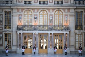 Palácio de Versalhes é reaberto após alerta de segurança